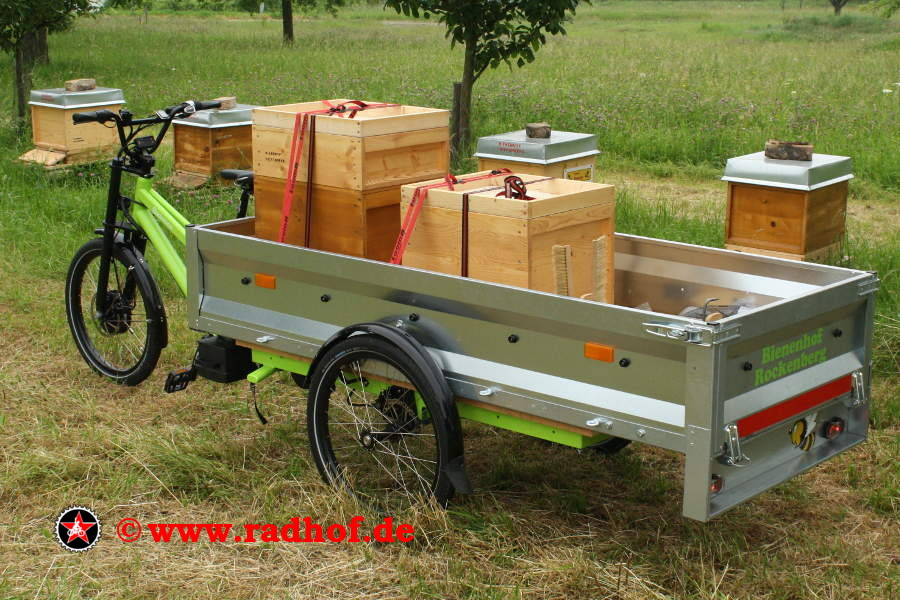 
Fahrradimkerei – 
Transport von Bienenvölkern auf unserem Lastenfahrrad.
